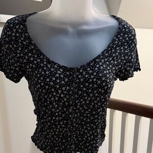American Eagle Outfitters Black and White Floral Snap Top